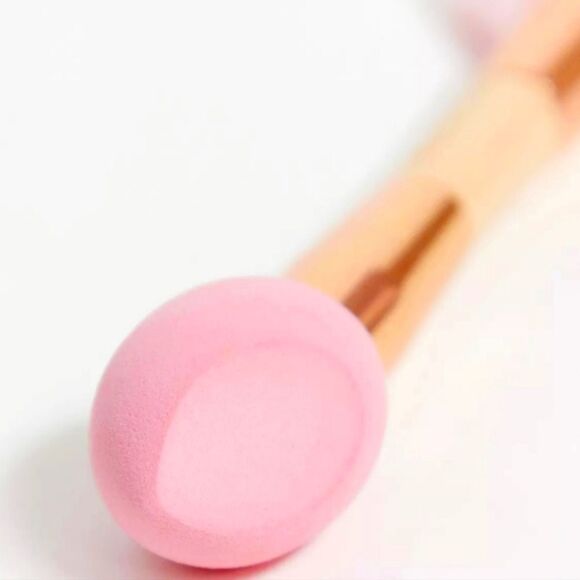 Revolution Beauty Conceal & Fix Setting Powder Duo Brush - Picture 5 of 11